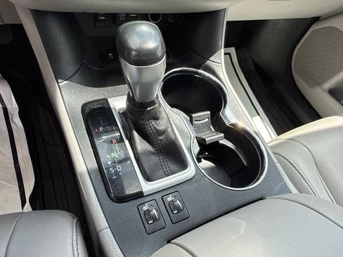 Used 2019 Toyota Highlander XLE AWD/4WD image 14