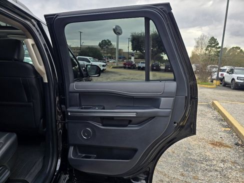 Used 2022 Ford Expedition XLT image 19
