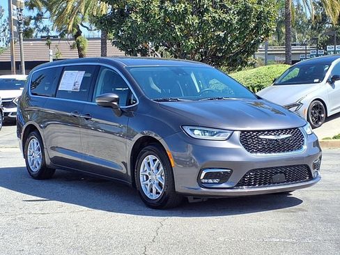 Used 2023 Chrysler Pacifica Touring-L FWD image 7