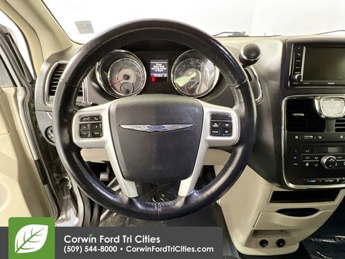 Used 2016 Chrysler Town & Country Touring w/ Driver Convenience Group image 8