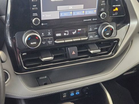 Used 2022 Toyota Highlander LE AWD/4WD image 21