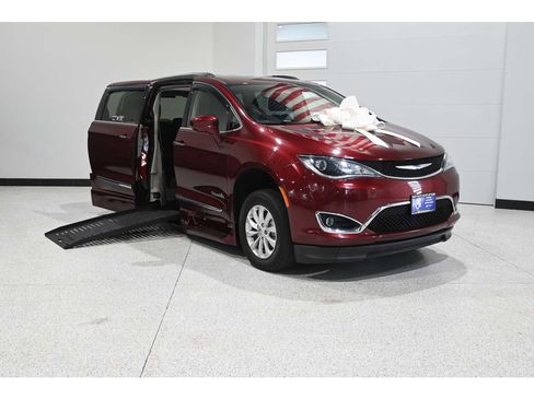 Used 2018 Chrysler Pacifica Touring-L FWD image 2