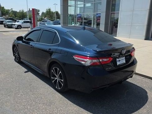 Used 2019 Toyota Camry SE FWD image 3