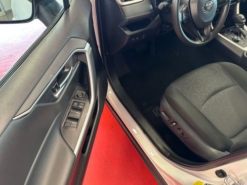 Used 2025 Toyota RAV4 XLE AWD/4WD image 9
