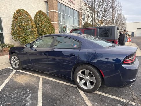 Used 2017 Dodge Charger SXT w/ Navigation & Travel Group image 3