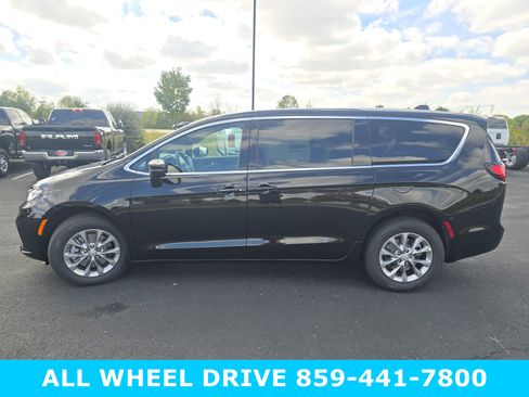 New 2026 Chrysler Pacifica Select image 10