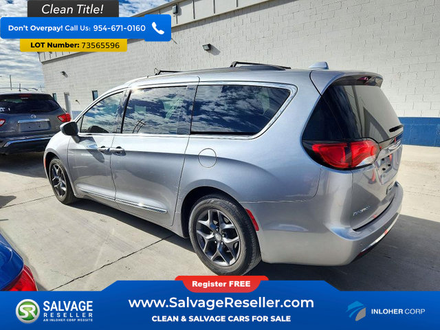 Used 2017 Chrysler Pacifica Touring-L w/ Tire & Wheel Group FWD image 3