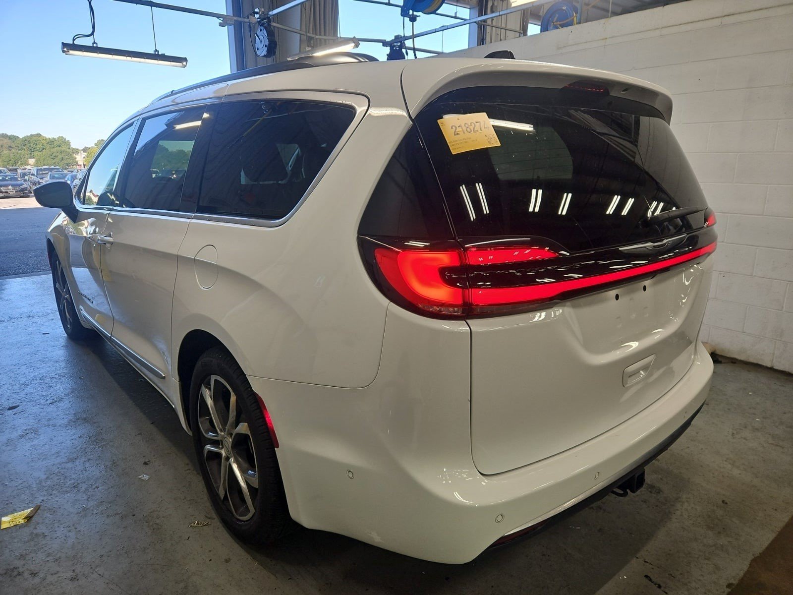 Used 2025 Chrysler Pacifica Select FWD image 4