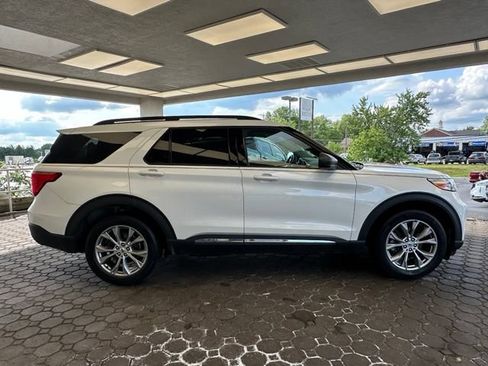 Used 2023 Ford Explorer XLT w/ Equipment Group 202A AWD/4WD image 4
