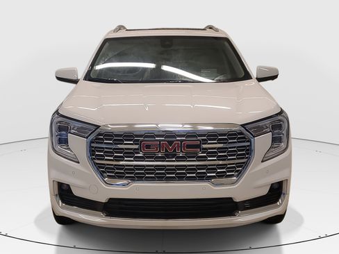 Used 2022 GMC Terrain Denali w/ Denali Premium Package image 3