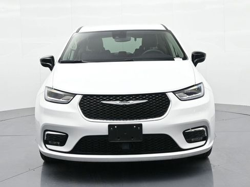 Used 2024 Chrysler Pacifica Touring-L FWD image 3