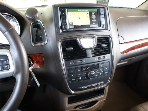 Used 2016 Chrysler Town & Country Touring-L w/ Driver Convenience Group FWD image 43