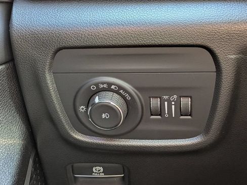 Used 2023 Jeep Grand Cherokee Limited w/ Luxury Tech Group II AWD/4WD image 28