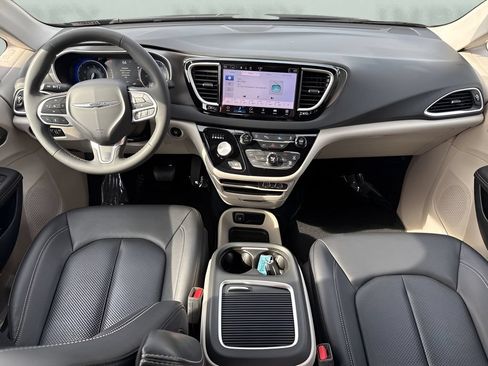 Used 2024 Chrysler Pacifica Touring-L FWD image 16