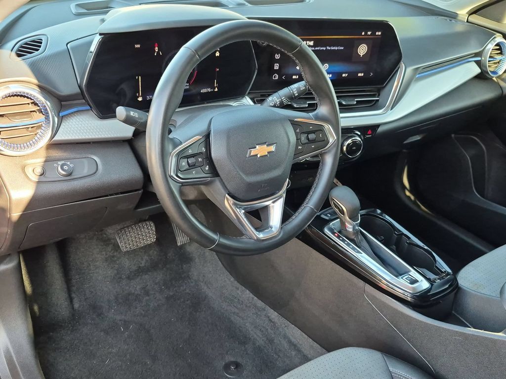 Used 2025 Chevrolet Trax LT w/ LT Convenience Package FWD image 15