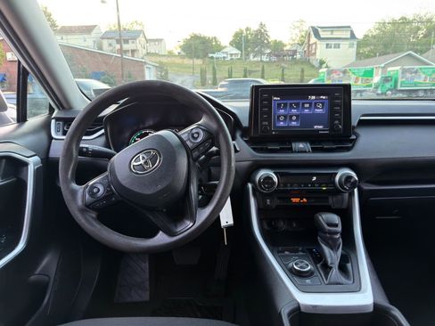 Used 2022 Toyota RAV4 LE image 19