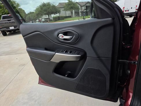 Used 2019 Jeep Cherokee Latitude w/ Popular Appearance Group FWD image 10