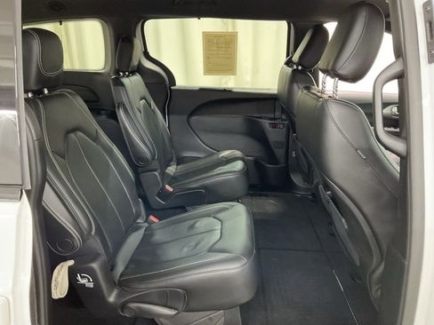 Used 2020 Chrysler Pacifica Touring-L w/ Advanced Safetytec Group AWD/4WD image 26
