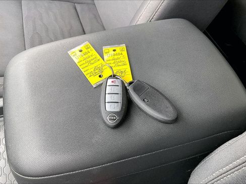 Used 2024 Nissan Frontier SV w/ SV Convenience Package image 12