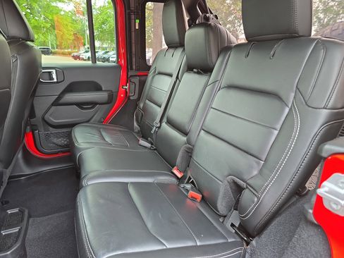Used 2019 Jeep Wrangler Unlimited Sahara w/ Quick Order Package 24M Moab AWD/4WD image 13
