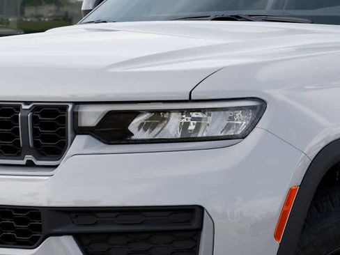 New 2026 Jeep Grand Cherokee Altitude image 10