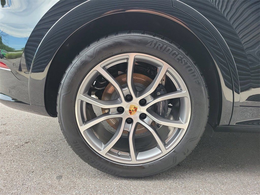 Certified 2025 Porsche Cayenne AWD/4WD image 13