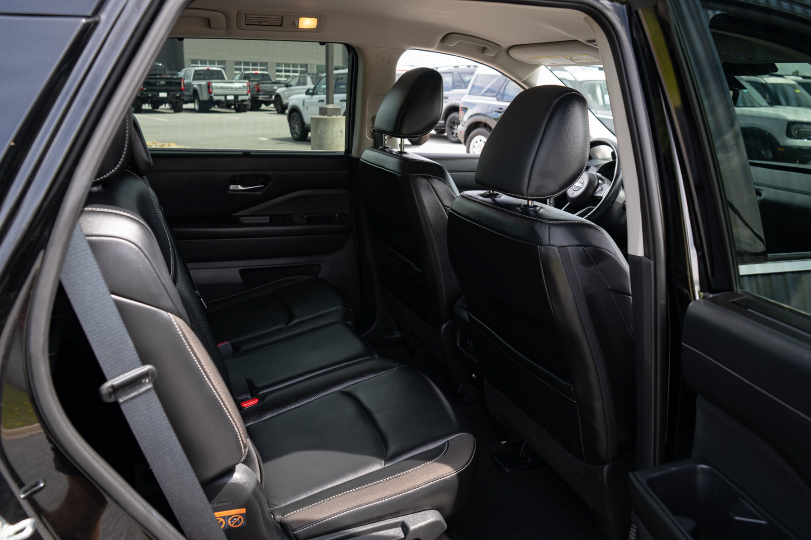 Used 2024 Nissan Pathfinder SL w/ Black Appearance Package FWD image 21