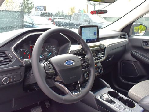 Used 2022 Ford Escape SE w/ SE Sport Appearance Package image 3