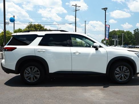 Used 2025 Nissan Pathfinder SV FWD image 4