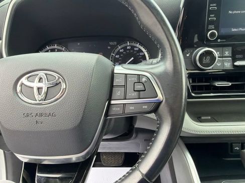 Used 2021 Toyota Highlander XLE AWD/4WD image 23