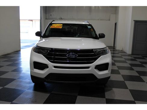 Used 2020 Ford Explorer XLT image 2