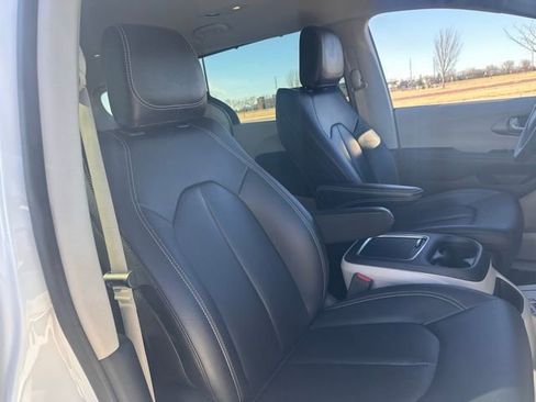 Used 2024 Chrysler Pacifica Touring-L image 37