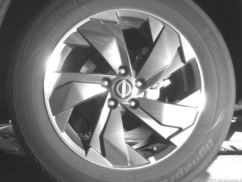 Used 2025 Nissan Rogue SV AWD/4WD image 14