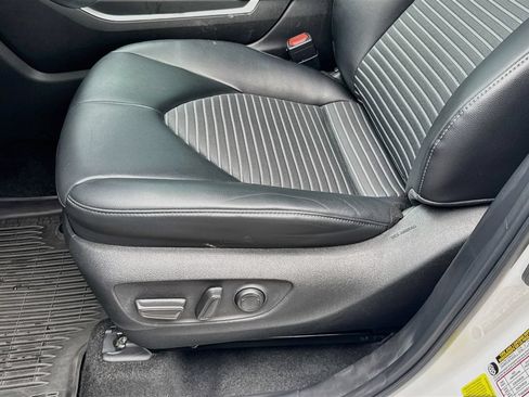 Used 2024 Toyota Highlander XSE FWD image 19