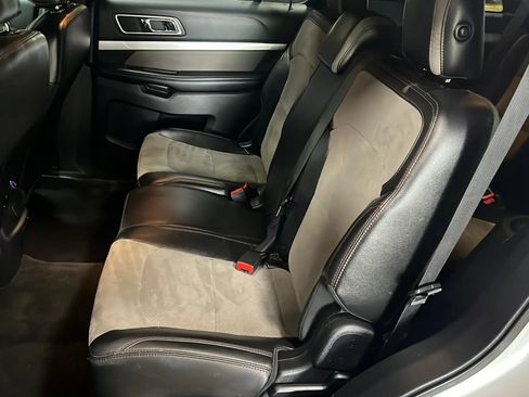 Used 2017 Ford Explorer XLT w/ Equipment Group 202A AWD/4WD image 28