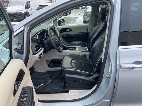 Used 2023 Chrysler Pacifica Limited image 26