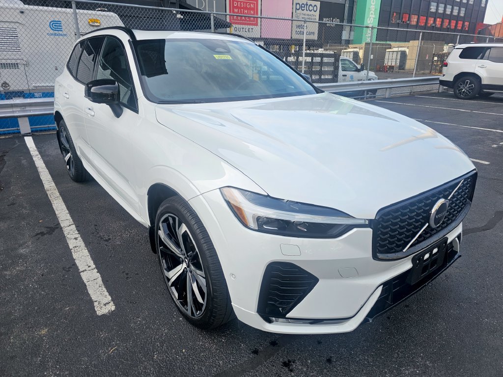 Used 2022 Volvo XC60 B6 R-Design AWD/4WD image 28