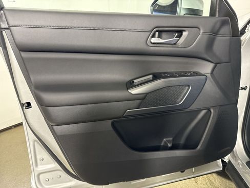 New 2025 Nissan Pathfinder SL image 18