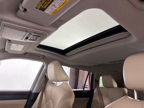 Used 2021 Toyota Highlander XLE FWD image 2