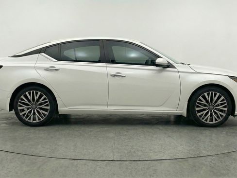 Used 2025 Nissan Altima 2.5 SV FWD image 11