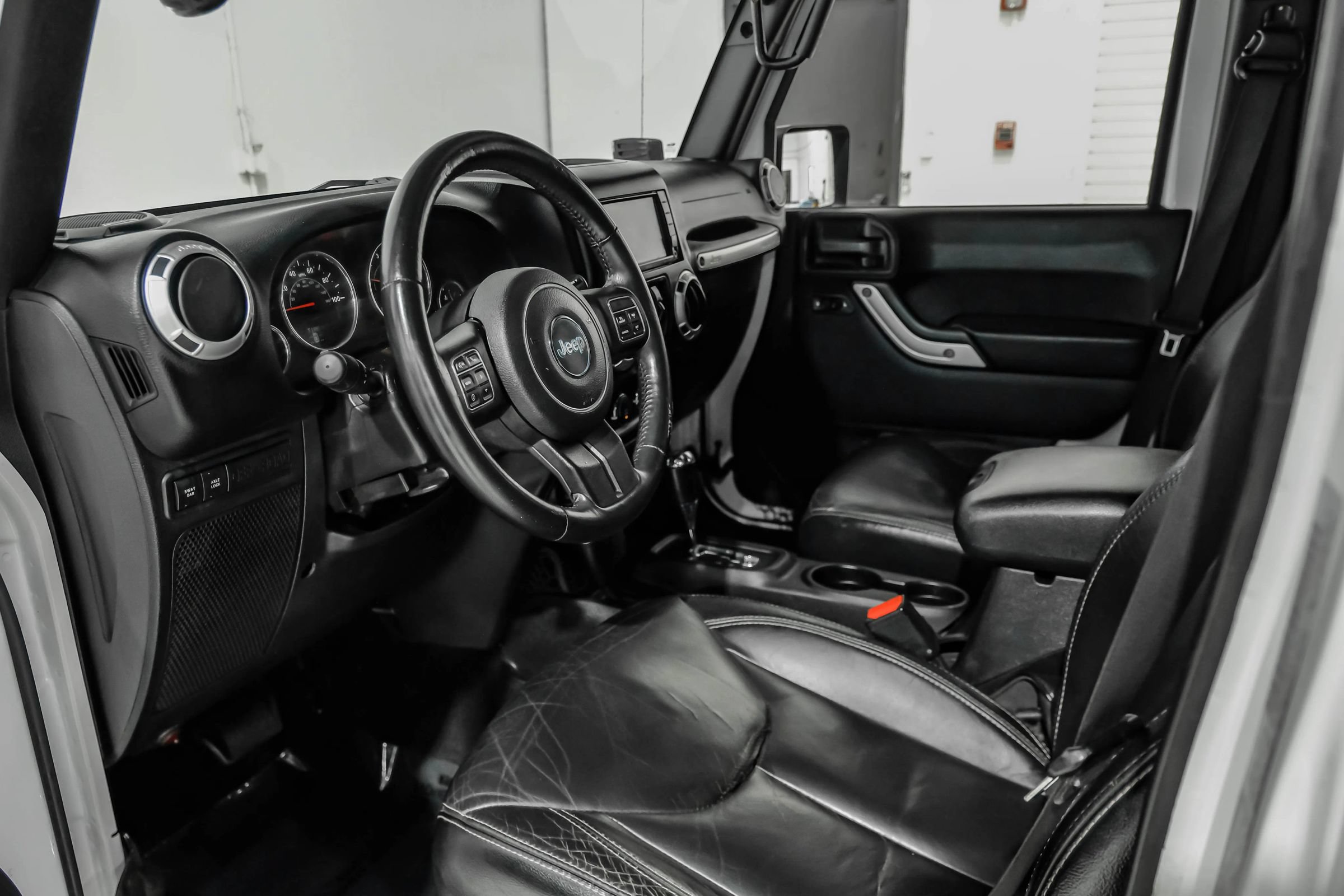 Used 2015 Jeep Wrangler Unlimited Rubicon w/ Connectivity Group AWD/4WD image 21