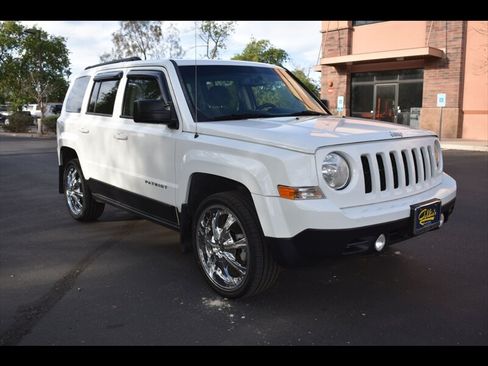 Used 2016 Jeep Patriot Latitude AWD/4WD image 2