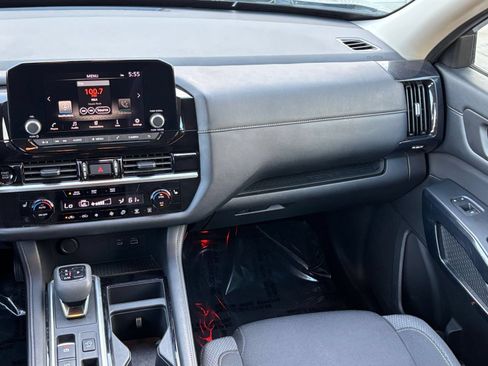 Used 2025 Nissan Pathfinder SV FWD image 38