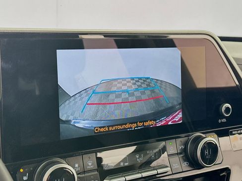 Certified 2025 Toyota Highlander XLE image 18