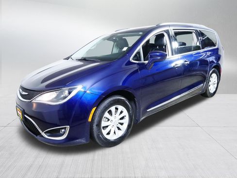Used 2018 Chrysler Pacifica Touring-L w/ Premium Audio Group FWD image 3