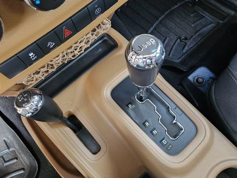 Used 2013 Jeep Wrangler Unlimited Sahara AWD/4WD image 18