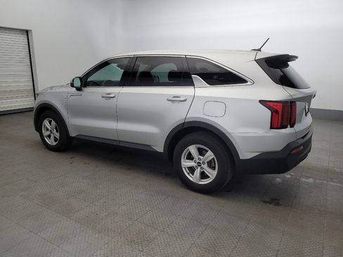 Used 2021 Kia Sorento LX image 3