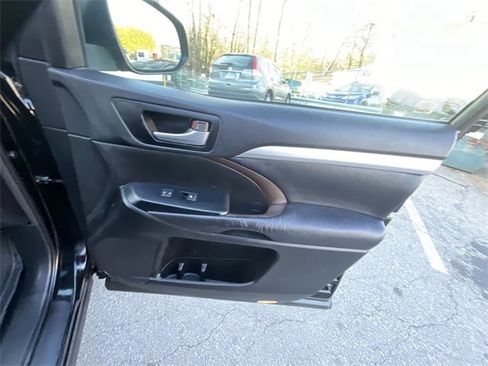 Used 2015 Toyota Highlander XLE image 31