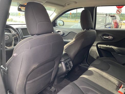 Used 2016 Jeep Cherokee Latitude w/ Cold Weather Group AWD/4WD image 14