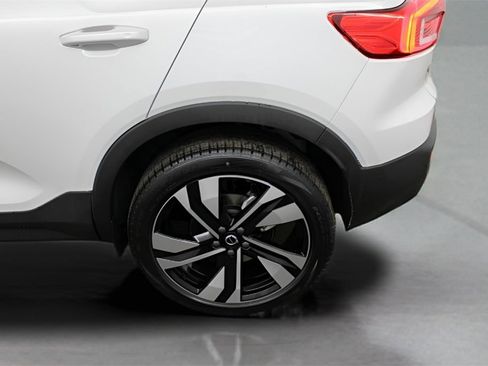 New 2025 Volvo XC40 B5 Plus image 12
